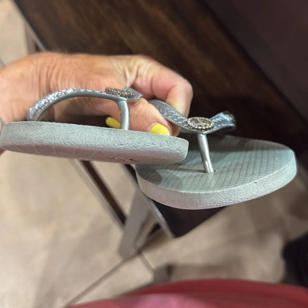 Havaianas Women’s Top Crystal Peace sign flip flops Silver Size 9/10